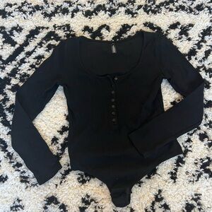 Long sleeve ribbed Henley bodysuit, size L